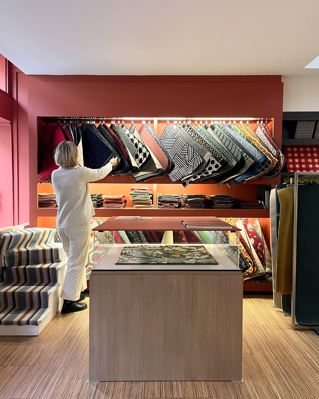 Présentation des collections de tapis dans le showroom DMT Le Comte à Paris