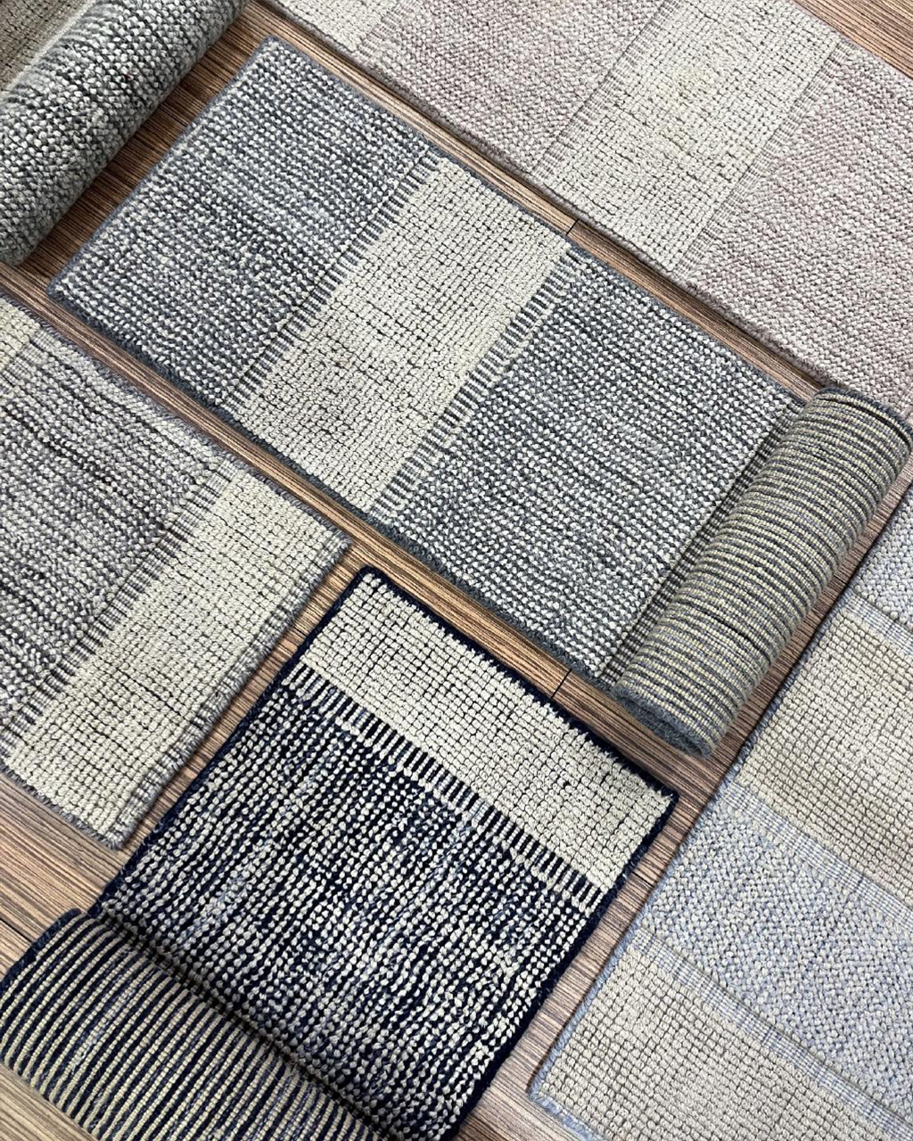 Échantillons de tapis et textures exposés au showroom DMT Le Comte