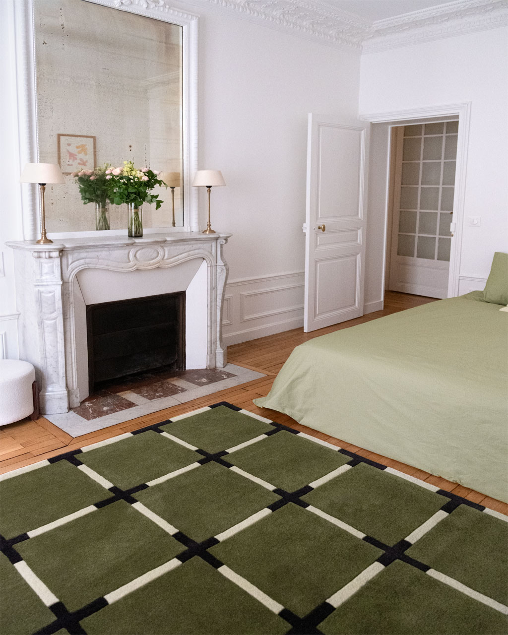 Tapis de chambre Asta kaki de Camille Techer installé dans une chambre