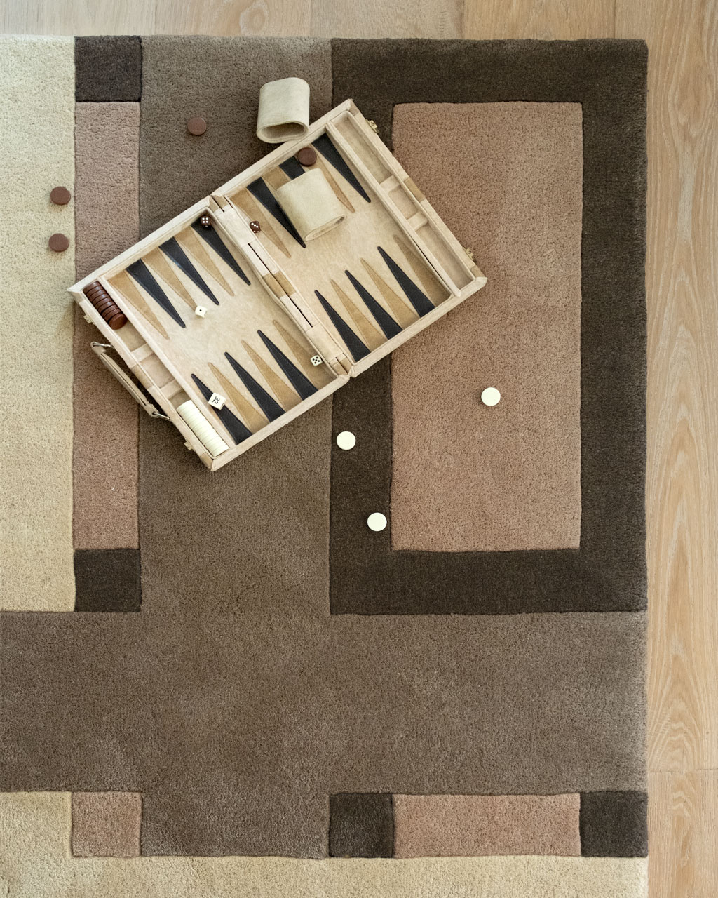 Tapis de chambre Camille marron créé par Camille Techer, vue d’ensemble