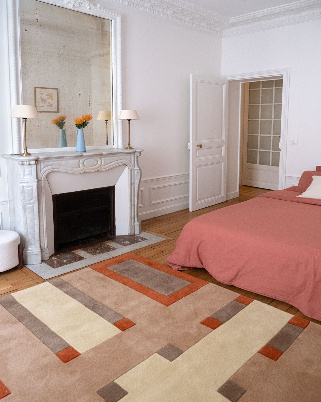 Tapis de chambre Camille orange de Camille Techer installé dans une chambre