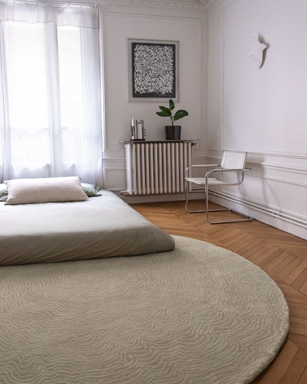 Tapis de chambre Françoise sable de Camille Techer dans une chambre