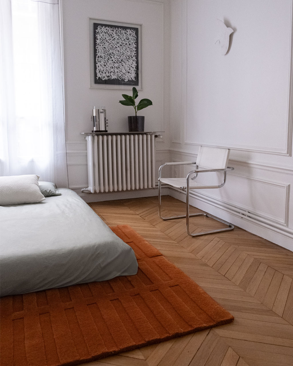 Tapis de chambre Romain orange de Camille Techer installé dans une chambre