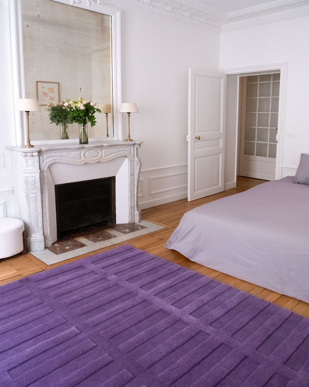 Tapis de chambre Romain violet créé par Camille Techer, installé dans une chambre