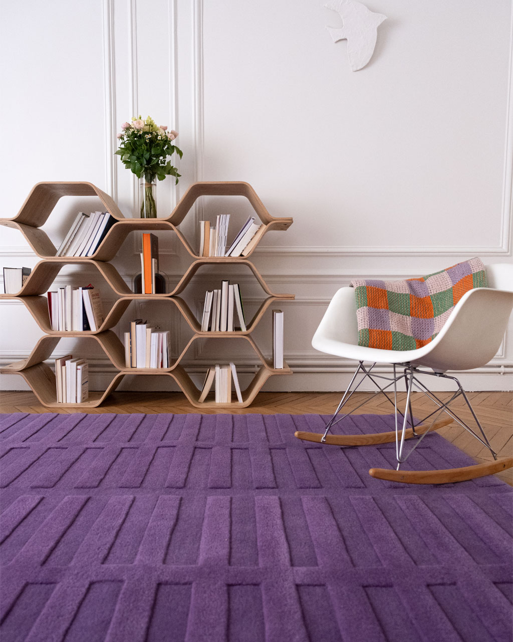 Tapis de salon Romain violet en situation (création Camille Techer)