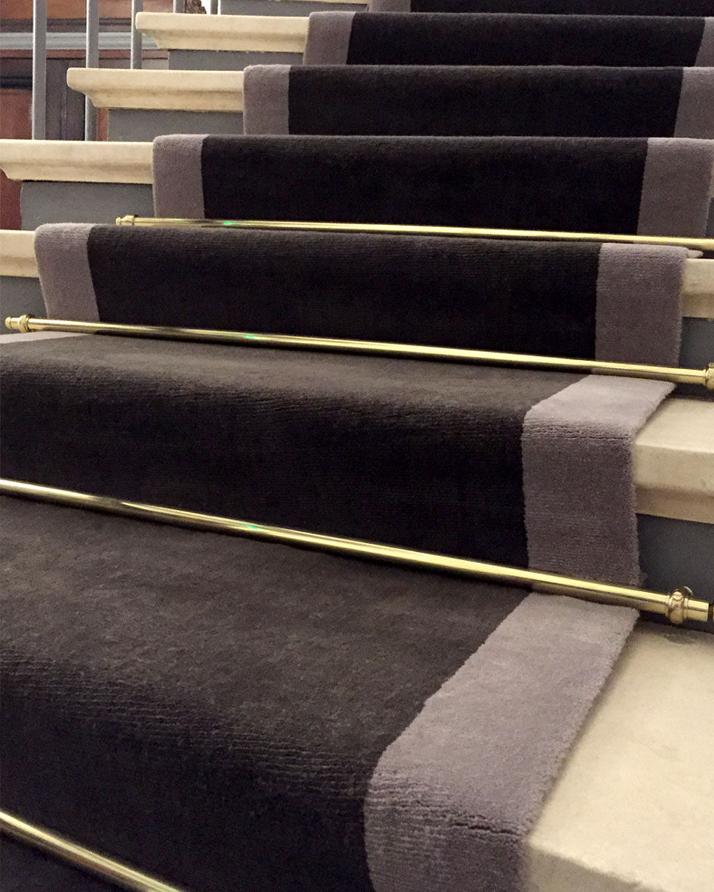 Tapis d’escalier avec bordure plate sur escalier