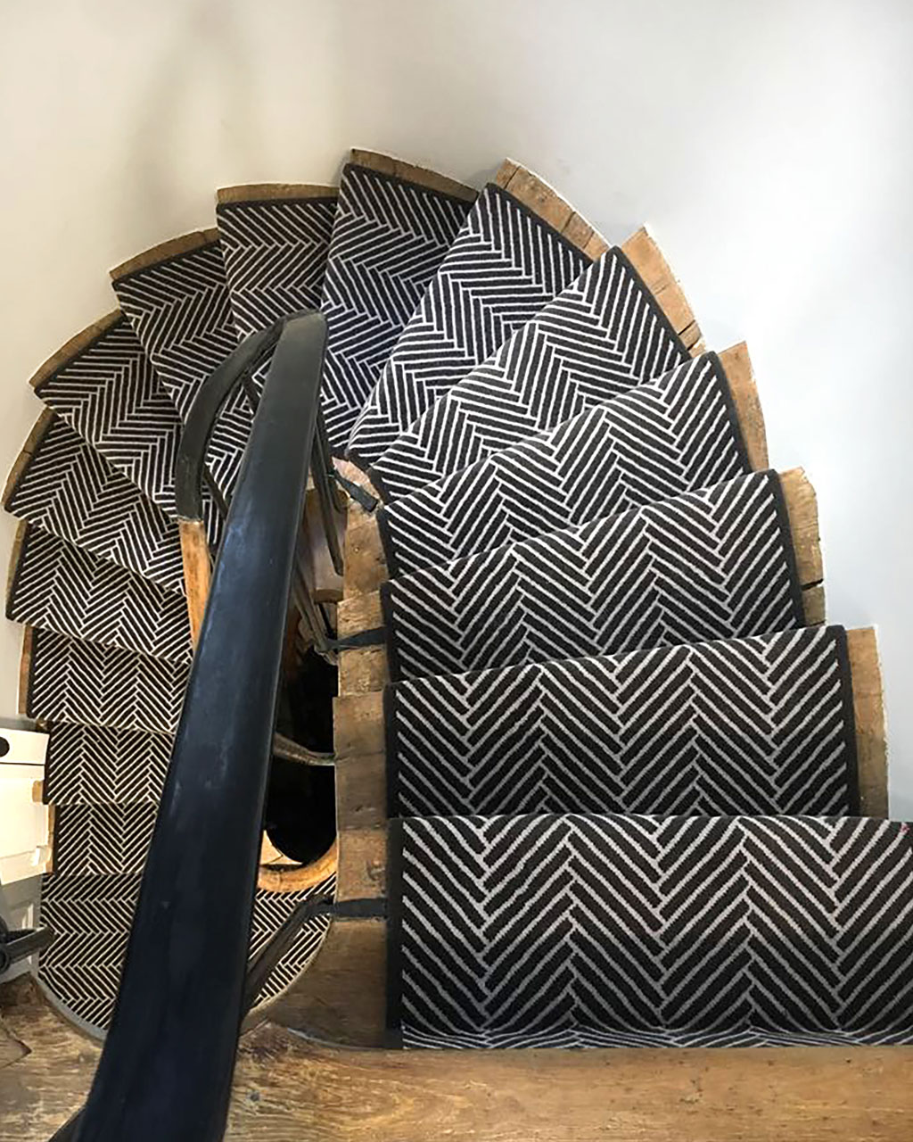 Tapis d’escalier classique modèle Budapest posé sur escalier