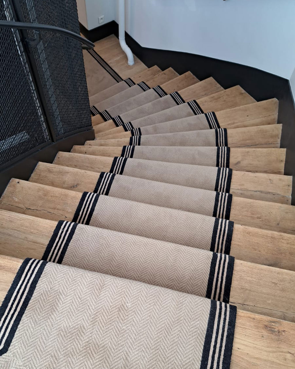Tapis d’escalier motif chevrons sur escalier