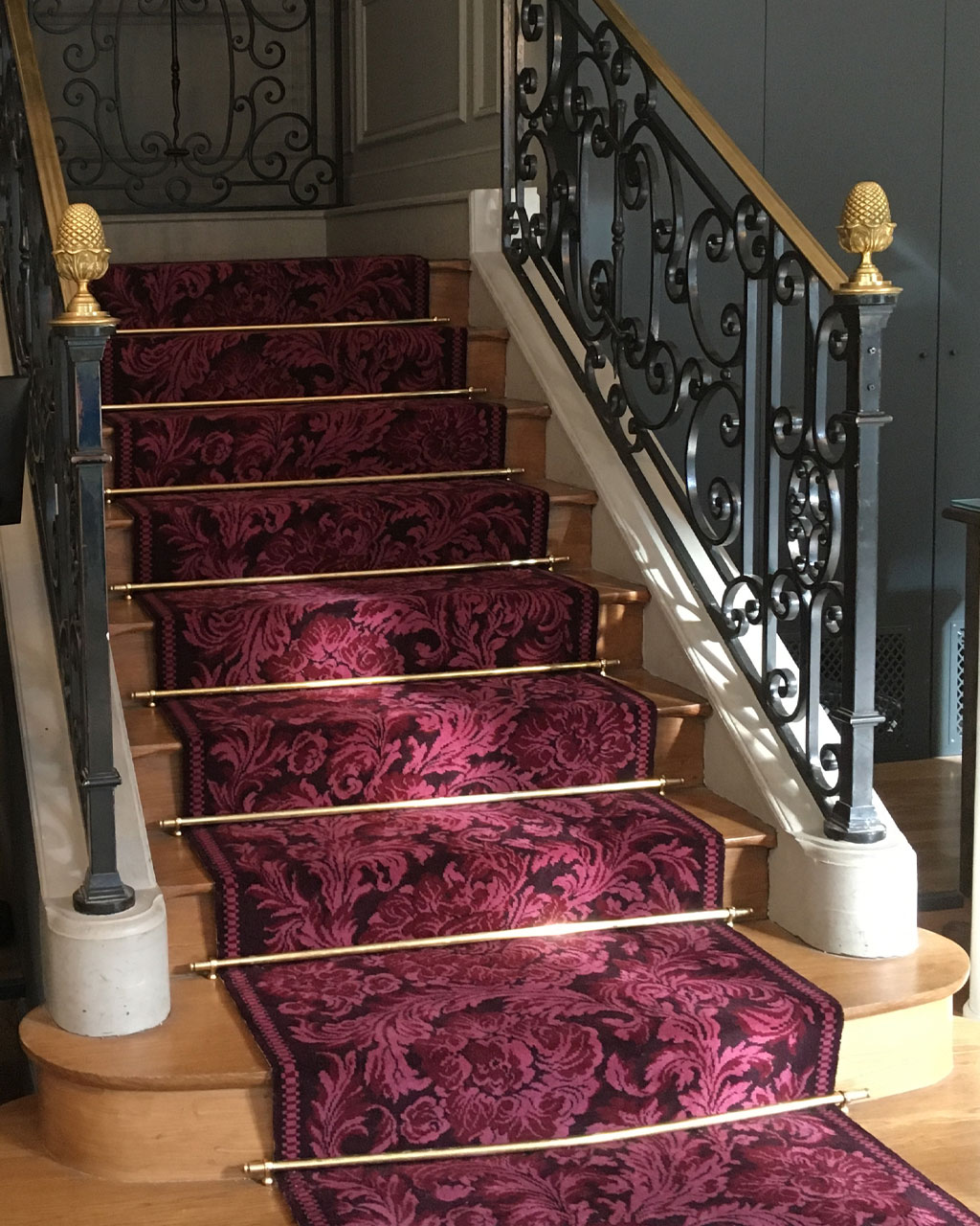 Tapis d’escalier motif choux-fleurs posé avec barres laiton