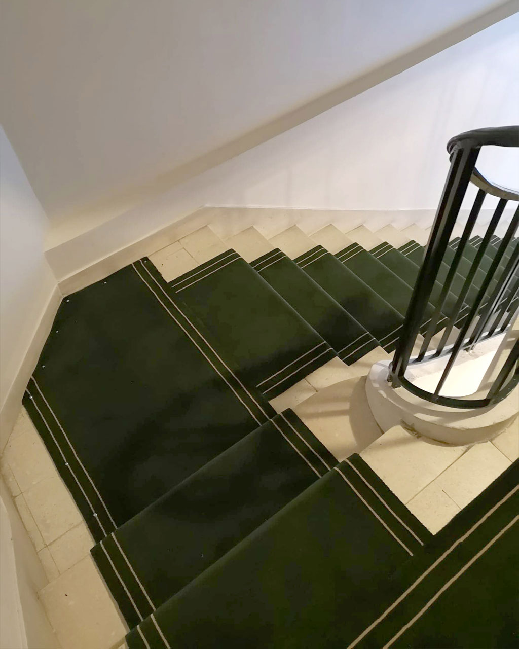 Tapis d’escalier avec double liseré posé sur escalier en pierre