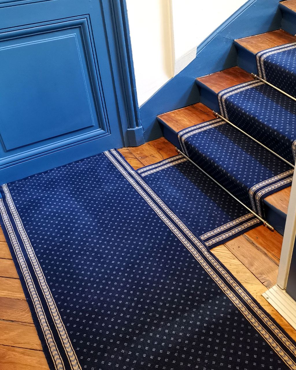 Tapis d’escalier motif feuille sur escalier