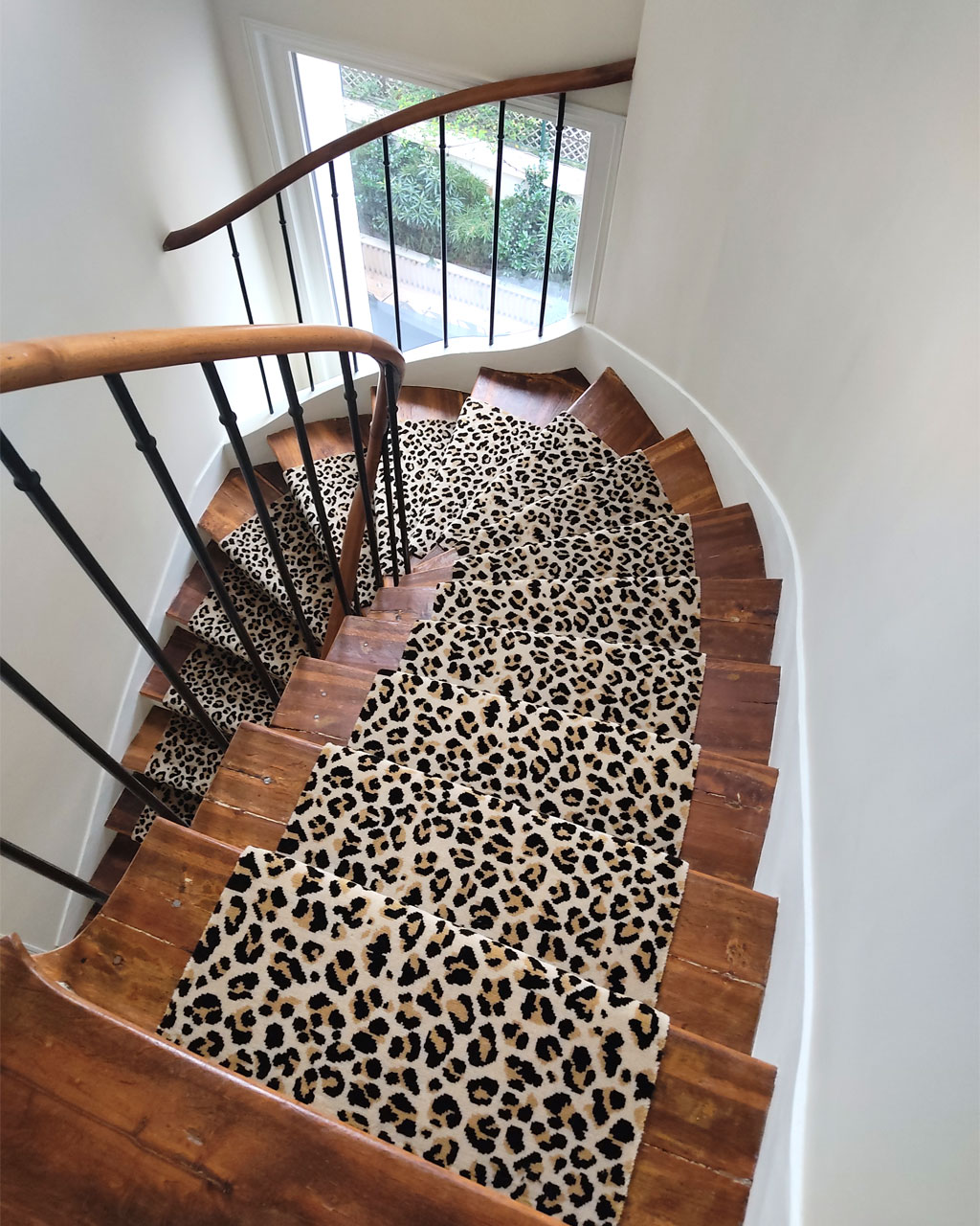 Tapis d’escalier motif léopard posé sur escalier tournant