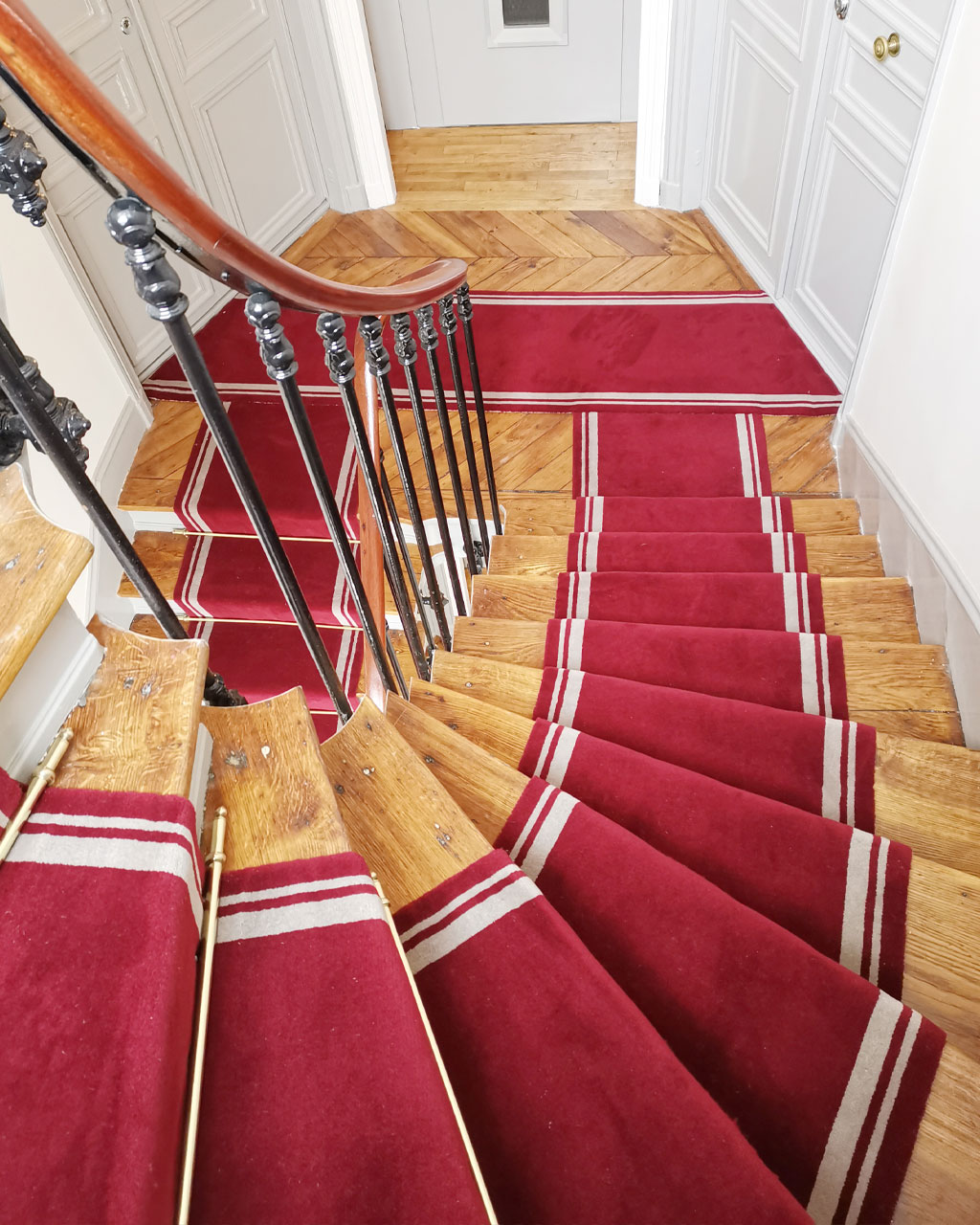 Tapis Escalier modèle Twin posé dans une cage d'escalier en bois