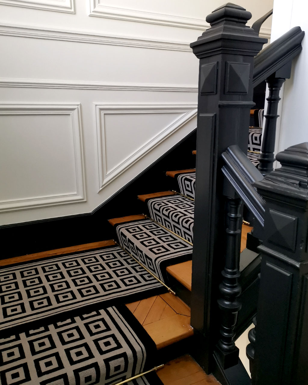 Tapis Escalier modèle Unite dans un escalier en bois