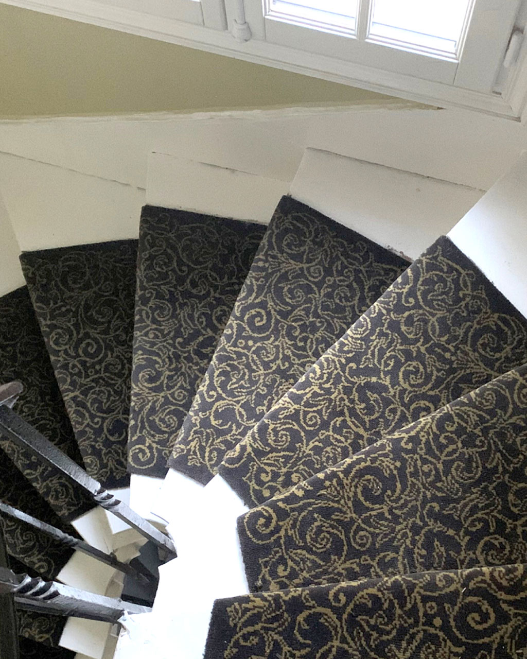 Tapis d’escalier à volutes