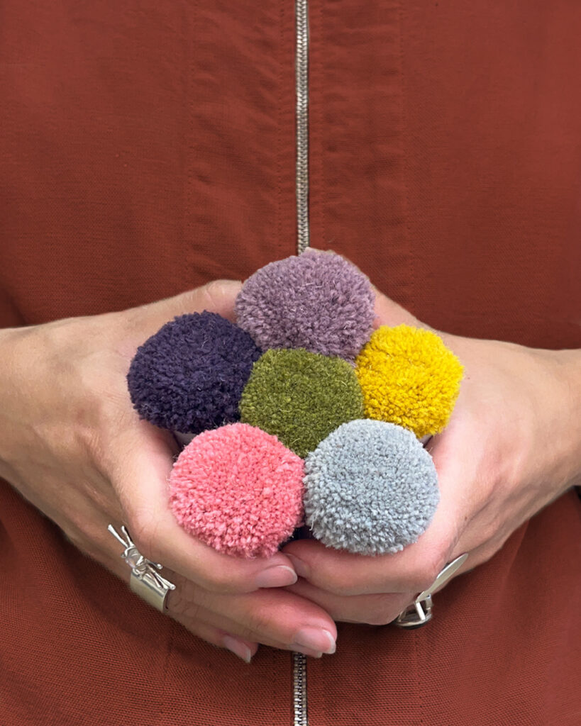 Détails de pompons en laine terracotta pour tapis sur mesure